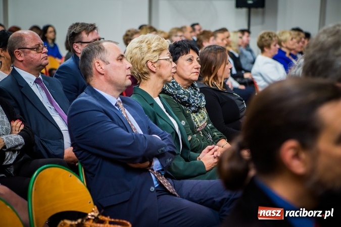 Zdjęcie w galerii na portalu naszraciborz.pl: Miejskie obchody Dnia Edukacji Narodowej. Prezydent wręczył nagrody i wyr&oacute;żnienia wiadomości z regionu