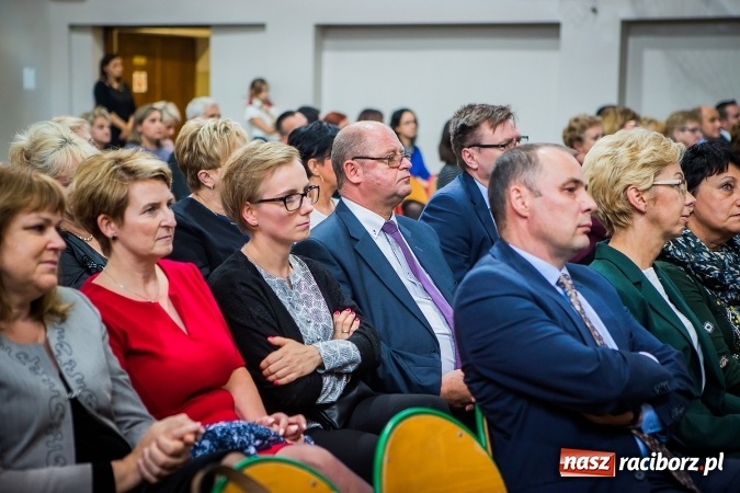Zdjęcie w galerii na portalu naszraciborz.pl: Miejskie obchody Dnia Edukacji Narodowej. Prezydent wręczył nagrody i wyr&oacute;żnienia wiadomości z regionu