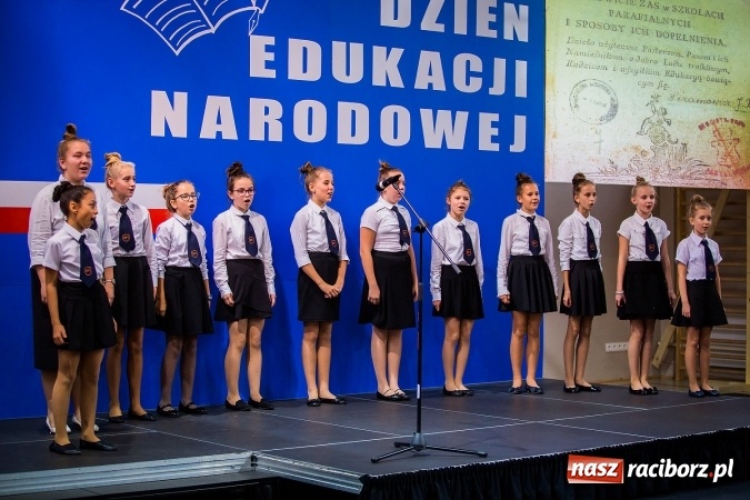 Zdjęcie w galerii na portalu naszraciborz.pl: Miejskie obchody Dnia Edukacji Narodowej. Prezydent wręczył nagrody i wyr&oacute;żnienia wiadomości z regionu