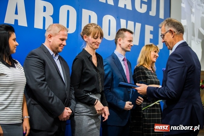 Zdjęcie w galerii na portalu naszraciborz.pl: Miejskie obchody Dnia Edukacji Narodowej. Prezydent wręczył nagrody i wyr&oacute;żnienia wiadomości z regionu