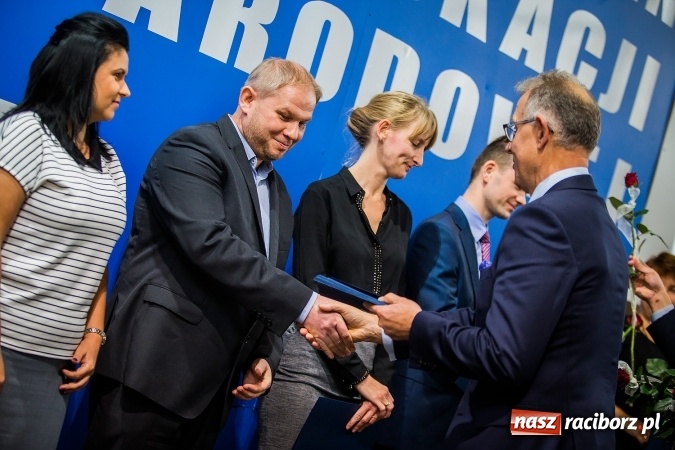 Zdjęcie w galerii na portalu naszraciborz.pl: Miejskie obchody Dnia Edukacji Narodowej. Prezydent wręczył nagrody i wyr&oacute;żnienia wiadomości z regionu