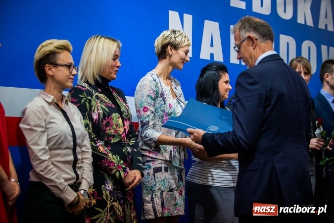 Zdjęcie w galerii na portalu naszraciborz.pl: Miejskie obchody Dnia Edukacji Narodowej. Prezydent wręczył nagrody i wyr&oacute;żnienia wiadomości z regionu