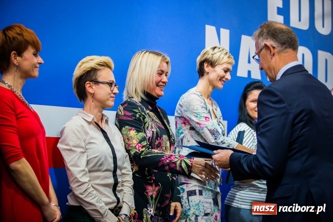 Zdjęcie w galerii na portalu naszraciborz.pl: Miejskie obchody Dnia Edukacji Narodowej. Prezydent wręczył nagrody i wyr&oacute;żnienia wiadomości z regionu
