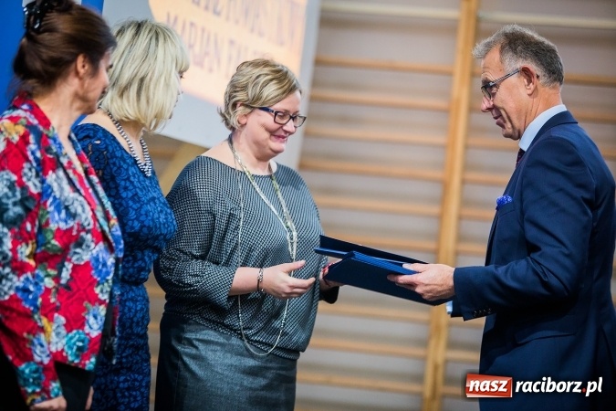 Zdjęcie w galerii na portalu naszraciborz.pl: Miejskie obchody Dnia Edukacji Narodowej. Prezydent wręczył nagrody i wyr&oacute;żnienia wiadomości z regionu
