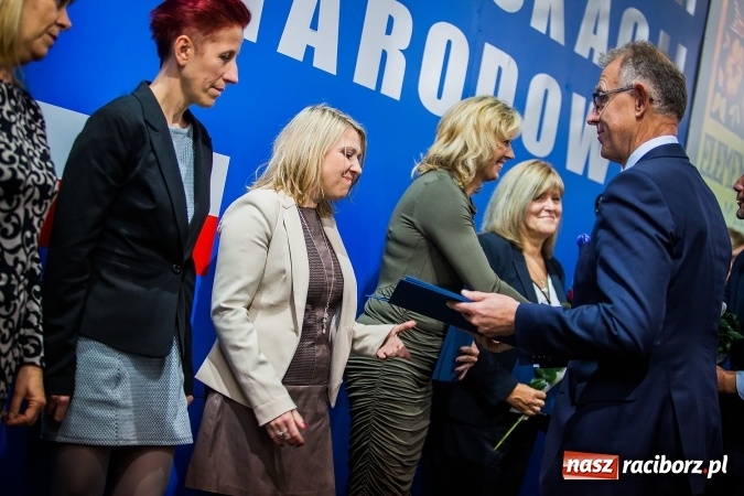 Zdjęcie w galerii na portalu naszraciborz.pl: Miejskie obchody Dnia Edukacji Narodowej. Prezydent wręczył nagrody i wyr&oacute;żnienia wiadomości z regionu