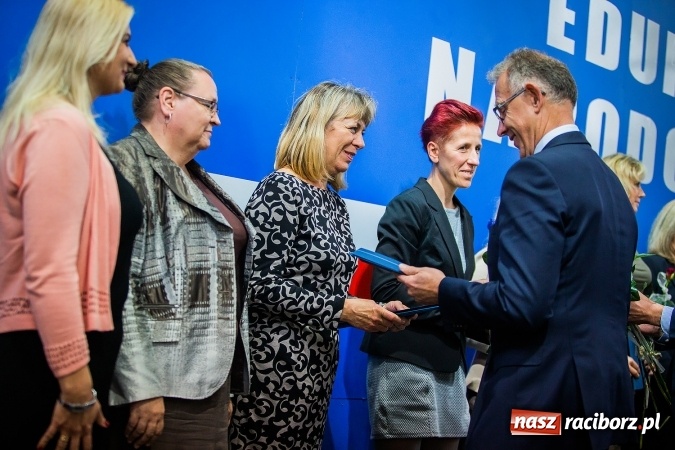 Zdjęcie w galerii na portalu naszraciborz.pl: Miejskie obchody Dnia Edukacji Narodowej. Prezydent wręczył nagrody i wyr&oacute;żnienia wiadomości z regionu