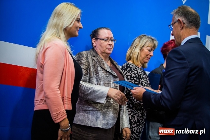 Zdjęcie w galerii na portalu naszraciborz.pl: Miejskie obchody Dnia Edukacji Narodowej. Prezydent wręczył nagrody i wyr&oacute;żnienia wiadomości z regionu