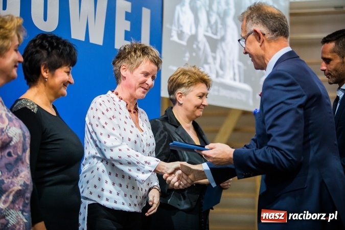 Zdjęcie w galerii na portalu naszraciborz.pl: Miejskie obchody Dnia Edukacji Narodowej. Prezydent wręczył nagrody i wyr&oacute;żnienia wiadomości z regionu