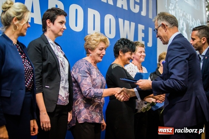 Zdjęcie w galerii na portalu naszraciborz.pl: Miejskie obchody Dnia Edukacji Narodowej. Prezydent wręczył nagrody i wyr&oacute;żnienia wiadomości z regionu