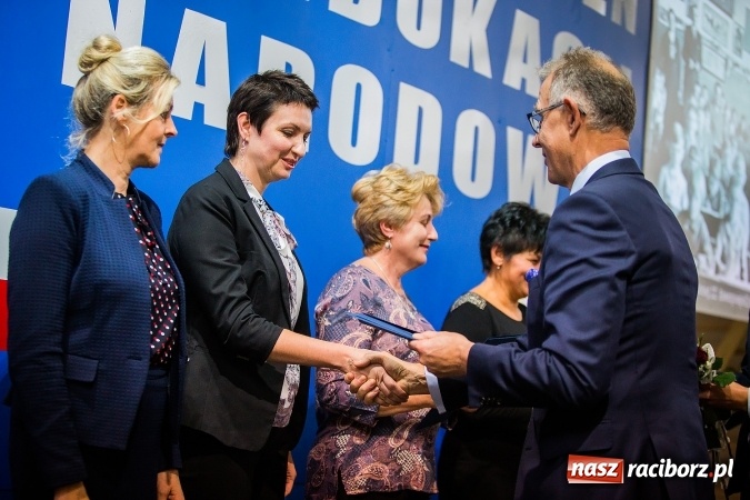 Zdjęcie w galerii na portalu naszraciborz.pl: Miejskie obchody Dnia Edukacji Narodowej. Prezydent wręczył nagrody i wyr&oacute;żnienia wiadomości z regionu