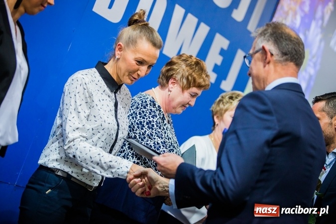 Zdjęcie w galerii na portalu naszraciborz.pl: Miejskie obchody Dnia Edukacji Narodowej. Prezydent wręczył nagrody i wyr&oacute;żnienia wiadomości z regionu