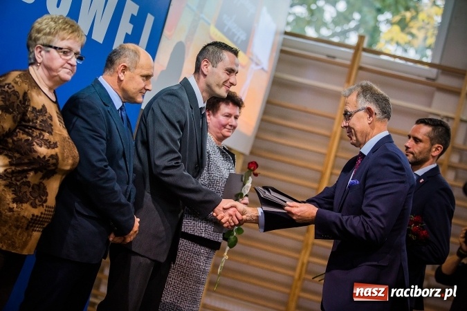 Zdjęcie w galerii na portalu naszraciborz.pl: Miejskie obchody Dnia Edukacji Narodowej. Prezydent wręczył nagrody i wyr&oacute;żnienia wiadomości z regionu