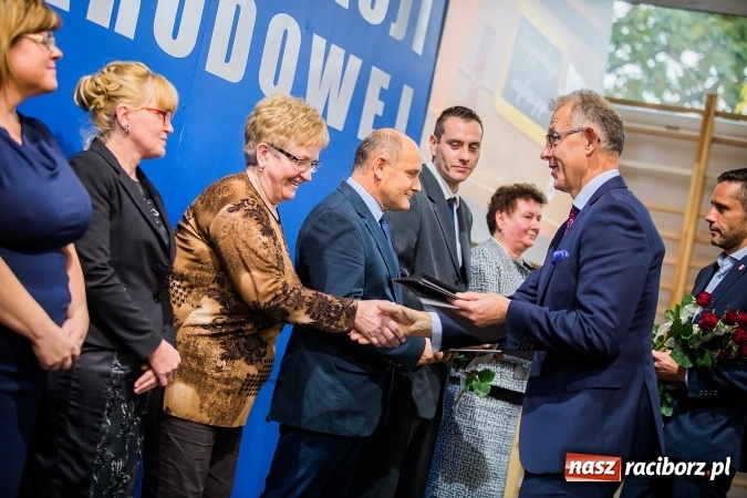 Zdjęcie w galerii na portalu naszraciborz.pl: Miejskie obchody Dnia Edukacji Narodowej. Prezydent wręczył nagrody i wyr&oacute;żnienia wiadomości z regionu