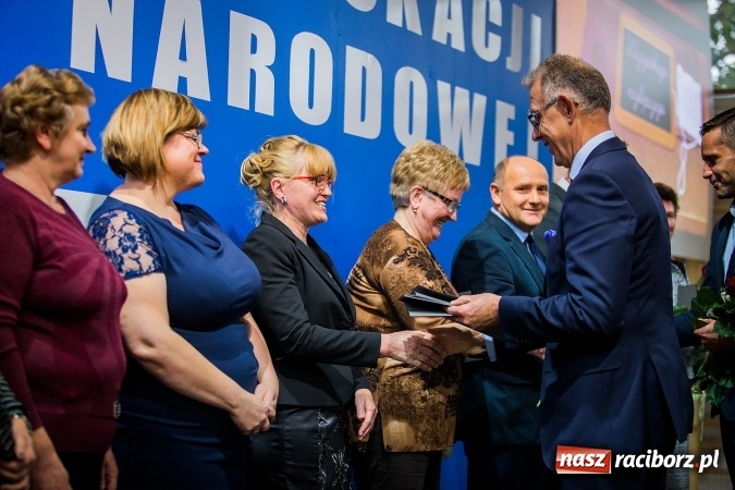 Zdjęcie w galerii na portalu naszraciborz.pl: Miejskie obchody Dnia Edukacji Narodowej. Prezydent wręczył nagrody i wyr&oacute;żnienia wiadomości z regionu