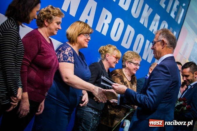 Zdjęcie w galerii na portalu naszraciborz.pl: Miejskie obchody Dnia Edukacji Narodowej. Prezydent wręczył nagrody i wyr&oacute;żnienia wiadomości z regionu