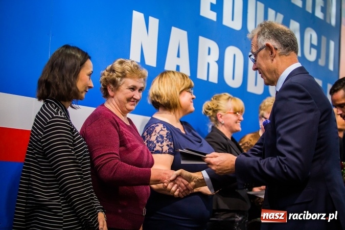 Zdjęcie w galerii na portalu naszraciborz.pl: Miejskie obchody Dnia Edukacji Narodowej. Prezydent wręczył nagrody i wyr&oacute;żnienia wiadomości z regionu