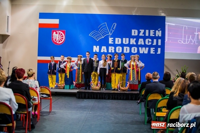 Zdjęcie w galerii na portalu naszraciborz.pl: Miejskie obchody Dnia Edukacji Narodowej. Prezydent wręczył nagrody i wyr&oacute;żnienia wiadomości z regionu