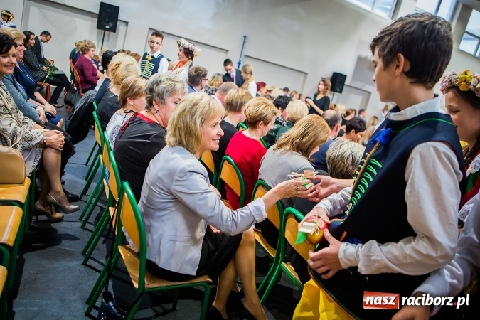 Zdjęcie w galerii na portalu naszraciborz.pl: Miejskie obchody Dnia Edukacji Narodowej. Prezydent wręczył nagrody i wyr&oacute;żnienia wiadomości z regionu