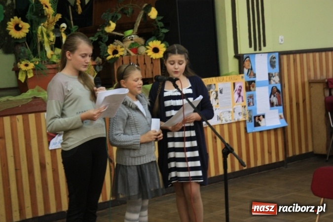 Zdjęcie w galerii na portalu naszraciborz.pl: Obchody XVI Dnia Papieskiego w Domu Kultury w Borucinie wiadomości z regionu