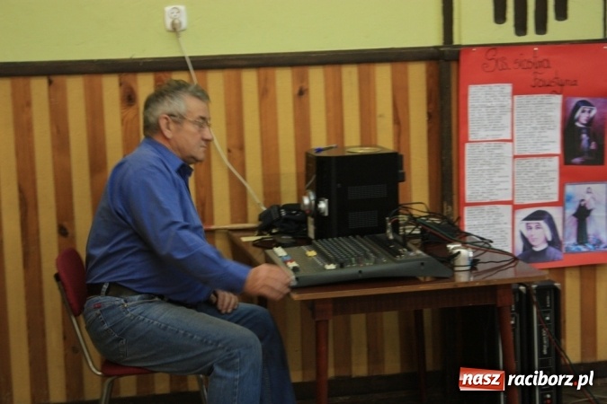 Zdjęcie w galerii na portalu naszraciborz.pl: Obchody XVI Dnia Papieskiego w Domu Kultury w Borucinie wiadomości z regionu