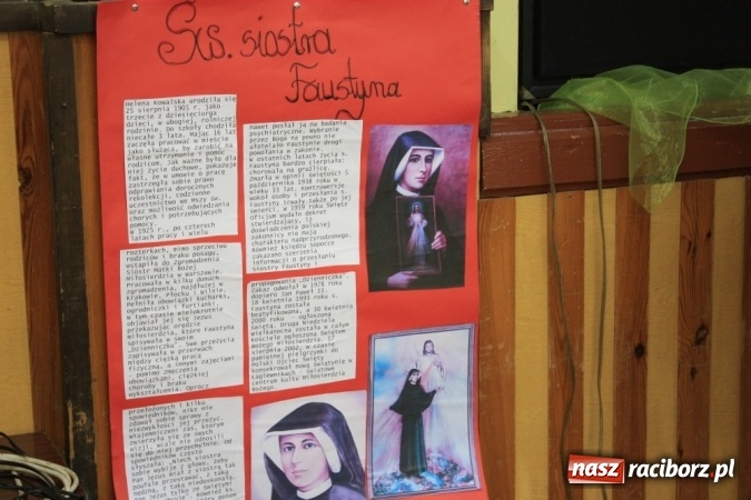 Zdjęcie w galerii na portalu naszraciborz.pl: Obchody XVI Dnia Papieskiego w Domu Kultury w Borucinie wiadomości z regionu