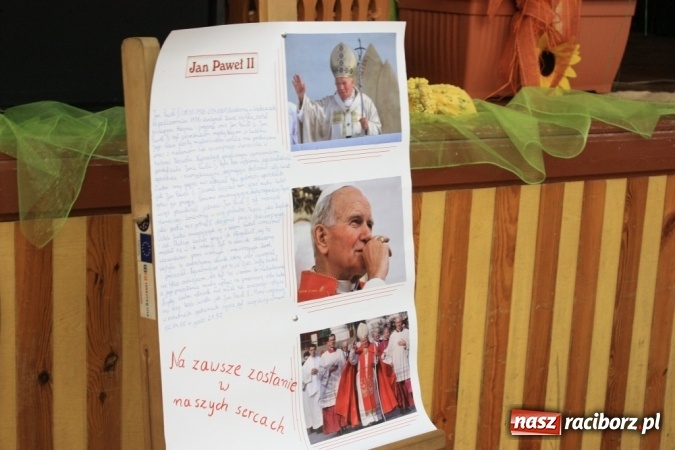 Zdjęcie w galerii na portalu naszraciborz.pl: Obchody XVI Dnia Papieskiego w Domu Kultury w Borucinie wiadomości z regionu