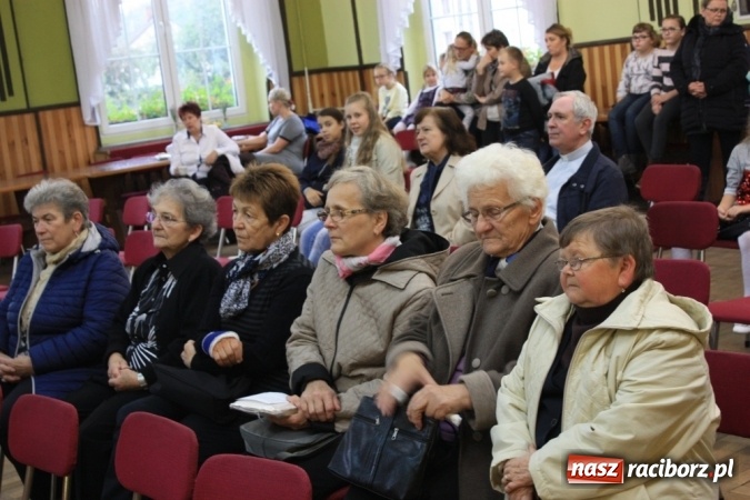 Zdjęcie w galerii na portalu naszraciborz.pl: Obchody XVI Dnia Papieskiego w Domu Kultury w Borucinie wiadomości z regionu