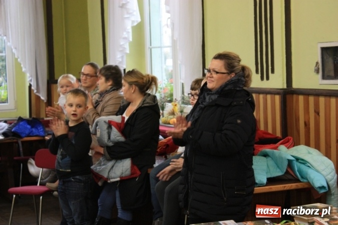 Zdjęcie w galerii na portalu naszraciborz.pl: Obchody XVI Dnia Papieskiego w Domu Kultury w Borucinie wiadomości z regionu