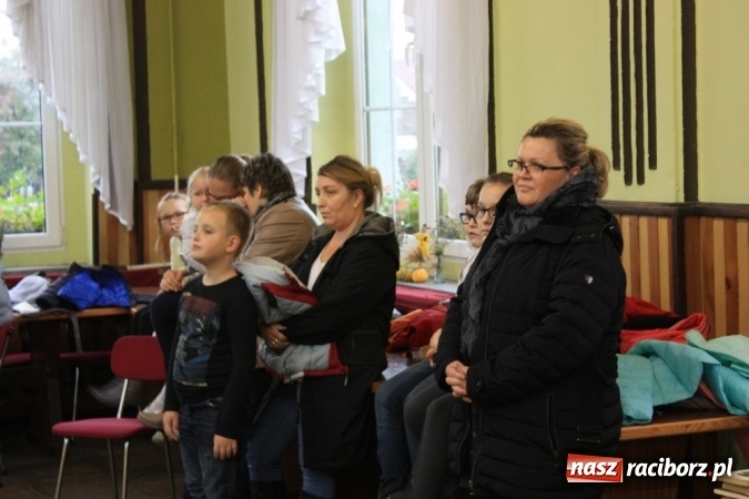 Zdjęcie w galerii na portalu naszraciborz.pl: Obchody XVI Dnia Papieskiego w Domu Kultury w Borucinie wiadomości z regionu