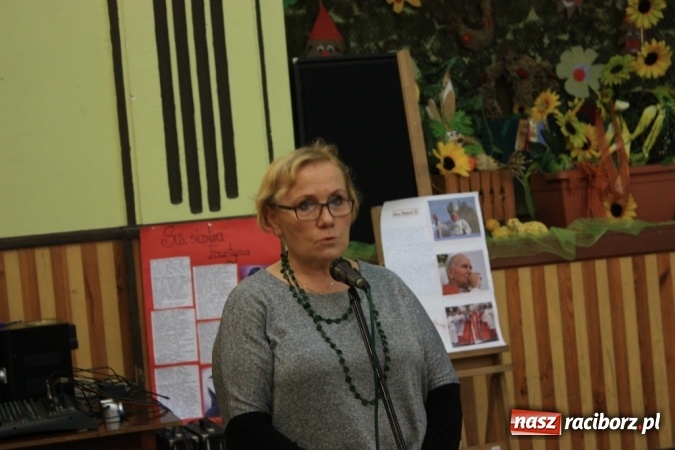 Zdjęcie w galerii na portalu naszraciborz.pl: Obchody XVI Dnia Papieskiego w Domu Kultury w Borucinie wiadomości z regionu