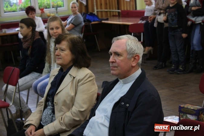 Zdjęcie w galerii na portalu naszraciborz.pl: Obchody XVI Dnia Papieskiego w Domu Kultury w Borucinie wiadomości z regionu