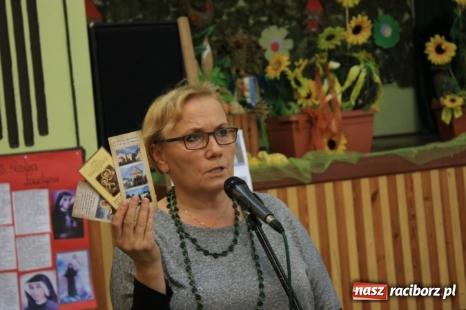 Zdjęcie w galerii na portalu naszraciborz.pl: Obchody XVI Dnia Papieskiego w Domu Kultury w Borucinie wiadomości z regionu