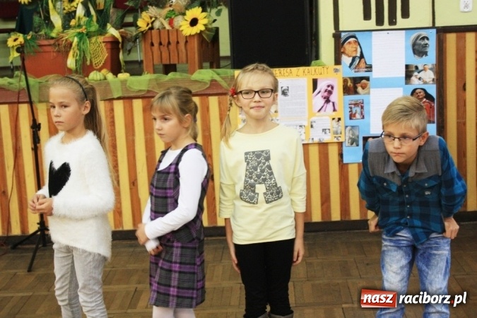 Zdjęcie w galerii na portalu naszraciborz.pl: Obchody XVI Dnia Papieskiego w Domu Kultury w Borucinie wiadomości z regionu