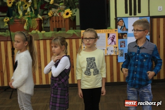 Zdjęcie w galerii na portalu naszraciborz.pl: Obchody XVI Dnia Papieskiego w Domu Kultury w Borucinie wiadomości z regionu