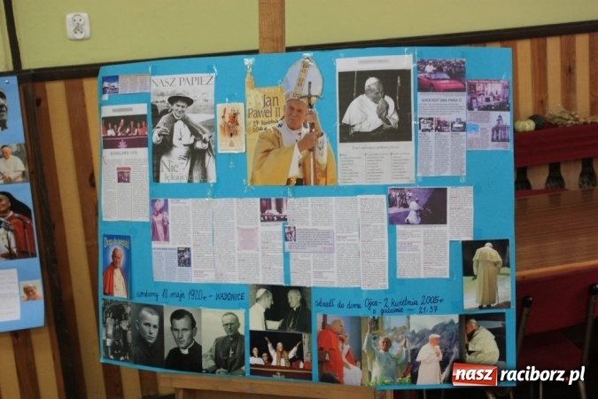 Zdjęcie w galerii na portalu naszraciborz.pl: Obchody XVI Dnia Papieskiego w Domu Kultury w Borucinie wiadomości z regionu