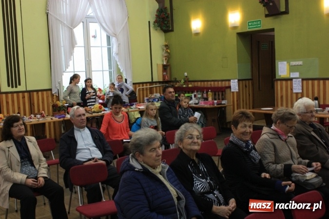 Zdjęcie w galerii na portalu naszraciborz.pl: Obchody XVI Dnia Papieskiego w Domu Kultury w Borucinie wiadomości z regionu