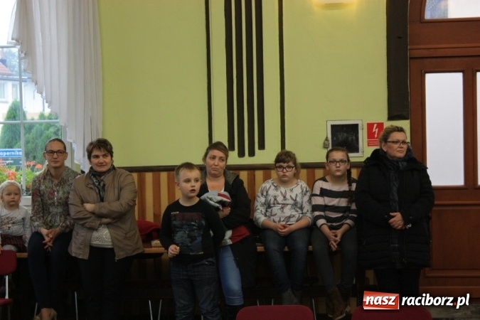 Zdjęcie w galerii na portalu naszraciborz.pl: Obchody XVI Dnia Papieskiego w Domu Kultury w Borucinie wiadomości z regionu