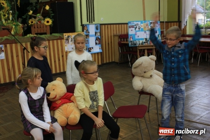 Zdjęcie w galerii na portalu naszraciborz.pl: Obchody XVI Dnia Papieskiego w Domu Kultury w Borucinie wiadomości z regionu