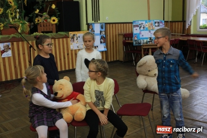 Zdjęcie w galerii na portalu naszraciborz.pl: Obchody XVI Dnia Papieskiego w Domu Kultury w Borucinie wiadomości z regionu