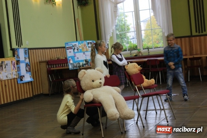 Zdjęcie w galerii na portalu naszraciborz.pl: Obchody XVI Dnia Papieskiego w Domu Kultury w Borucinie wiadomości z regionu