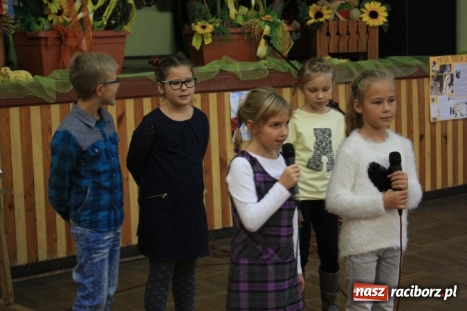 Zdjęcie w galerii na portalu naszraciborz.pl: Obchody XVI Dnia Papieskiego w Domu Kultury w Borucinie wiadomości z regionu