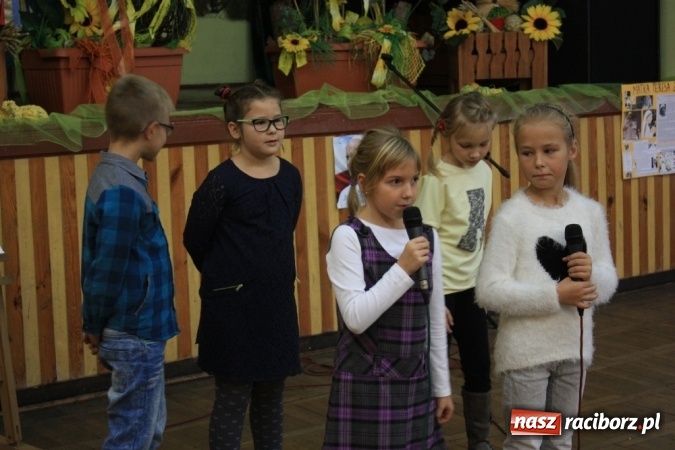 Zdjęcie w galerii na portalu naszraciborz.pl: Obchody XVI Dnia Papieskiego w Domu Kultury w Borucinie wiadomości z regionu