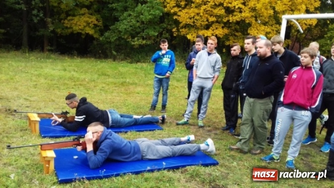Zdjęcie w galerii na portalu naszraciborz.pl: I Międzyklasowe Zawody Strzeleckie o Puchar Dyrektora MOW Rudy wiadomości z regionu