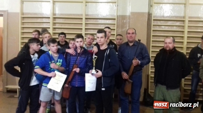 Zdjęcie w galerii na portalu naszraciborz.pl: I Międzyklasowe Zawody Strzeleckie o Puchar Dyrektora MOW Rudy wiadomości z regionu