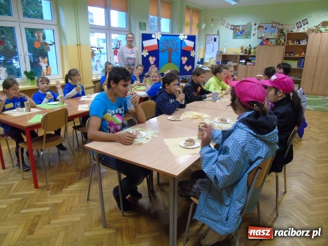 Zdjęcie w galerii na portalu naszraciborz.pl: Wizyta czeskich uczniów i nauczycieli w Szkole Podstawowej nr 13 wiadomości z regionu