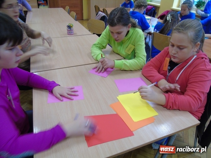 Zdjęcie w galerii na portalu naszraciborz.pl: Wizyta czeskich uczniów i nauczycieli w Szkole Podstawowej nr 13 wiadomości z regionu