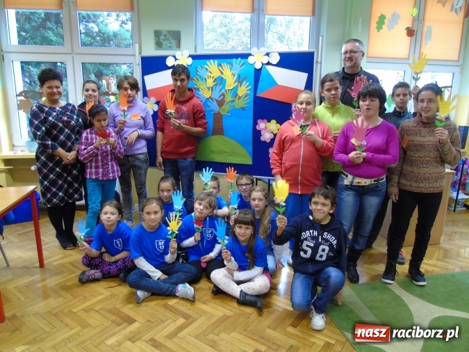 Zdjęcie w galerii na portalu naszraciborz.pl: Wizyta czeskich uczniów i nauczycieli w Szkole Podstawowej nr 13 wiadomości z regionu