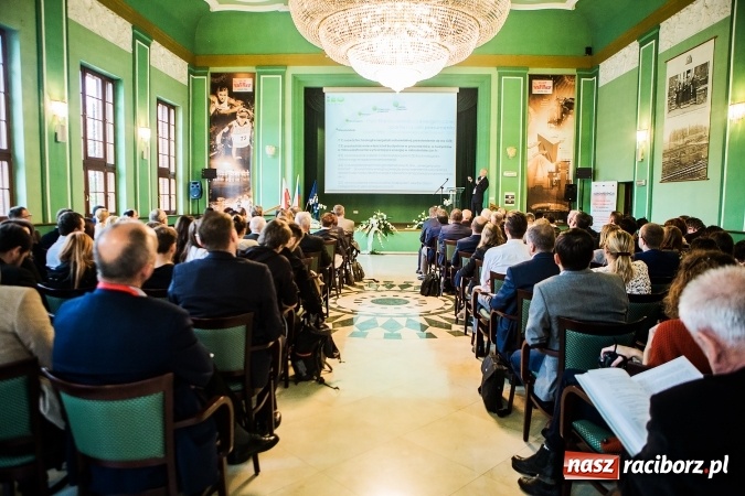 Zdjęcie w galerii na portalu naszraciborz.pl: W Raciborzu dyskutują o trzeciej rewolucji przemysłowej wiadomości z regionu