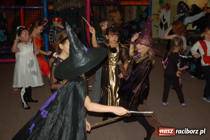 Zdjęcie w galerii na portalu naszraciborz.pl: Kolorowo i wesoło w całorocznej Wypożyczalni Strojów Crazy Club! wiadomości z regionu