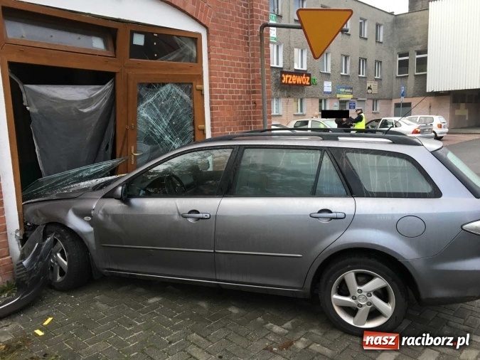 Zdjęcie w galerii na portalu naszraciborz.pl: Mazda zdemolowała witrynę sklepu w szybie dawnej windy towarowej przy Pocztowej wiadomości z regionu